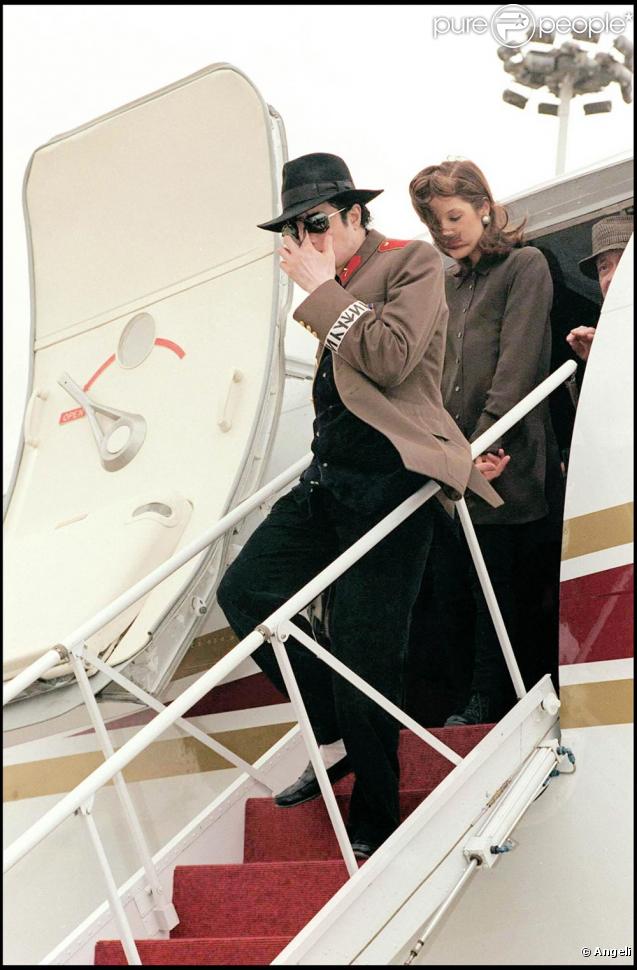 Michael Jackson et Lisa-Marie Presley atterrissent à l'aéroport d'Heathrow en 1994 