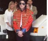 Michael Jackson en concert en 1997, avec à ses côtés son épouse Debbie Rowe. 