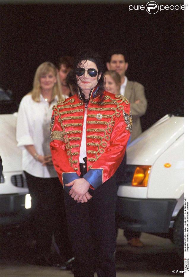 Michael Jackson en concert en 1997, avec à ses côtés son épouse Debbie Rowe. 