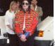 Michael Jackson en concert en 1997, avec à ses côtés son épouse Debbie Rowe. 