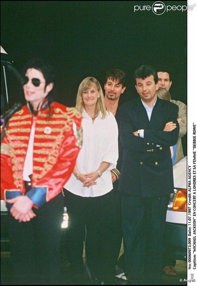Michael Jackson, en concert à Londres, et sa femme Debbie Rowe. 1997. 