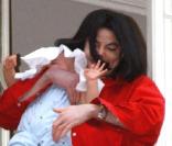 Michael Jackson, en 2002, présente son fils Prince Michael II à ses fans 