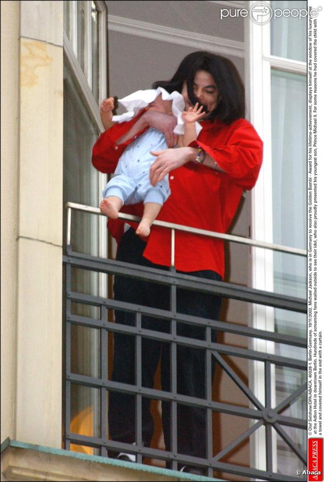 Michael Jackson, en 2002, présente son fils Prince Michael II à ses fans 