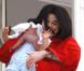 Michael Jackson, en 2002, présente son fils Prince Michael II à ses fans 