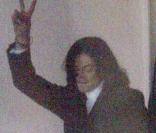 Michael Jackson quitte le Santa Barbara Sheriff's Department, le 20 novembre 2003. 