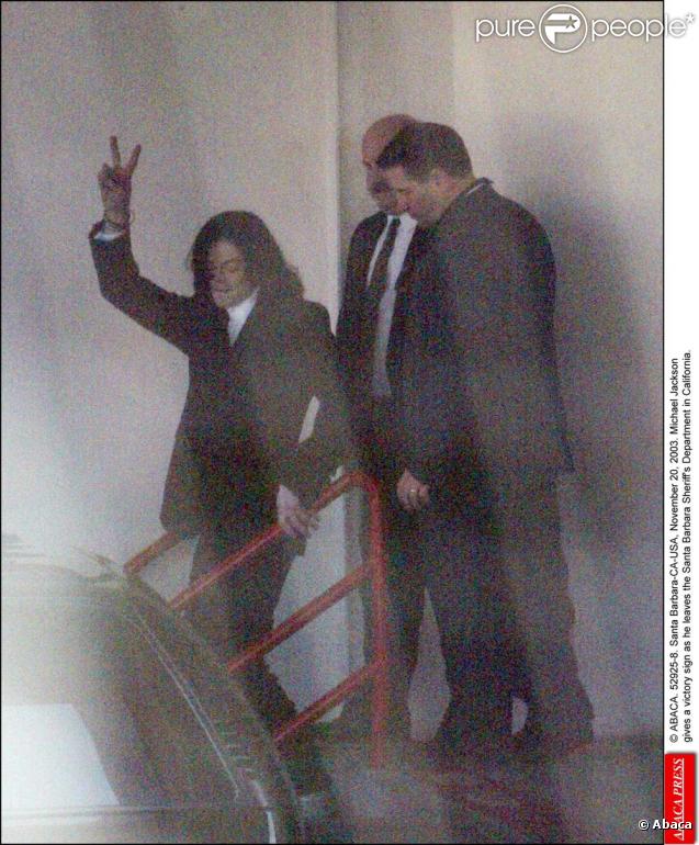 Michael Jackson quitte le Santa Barbara Sheriff's Department, le 20 novembre 2003. 