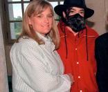Michael Jackson et son épouse Debbie Row, en 1997. 