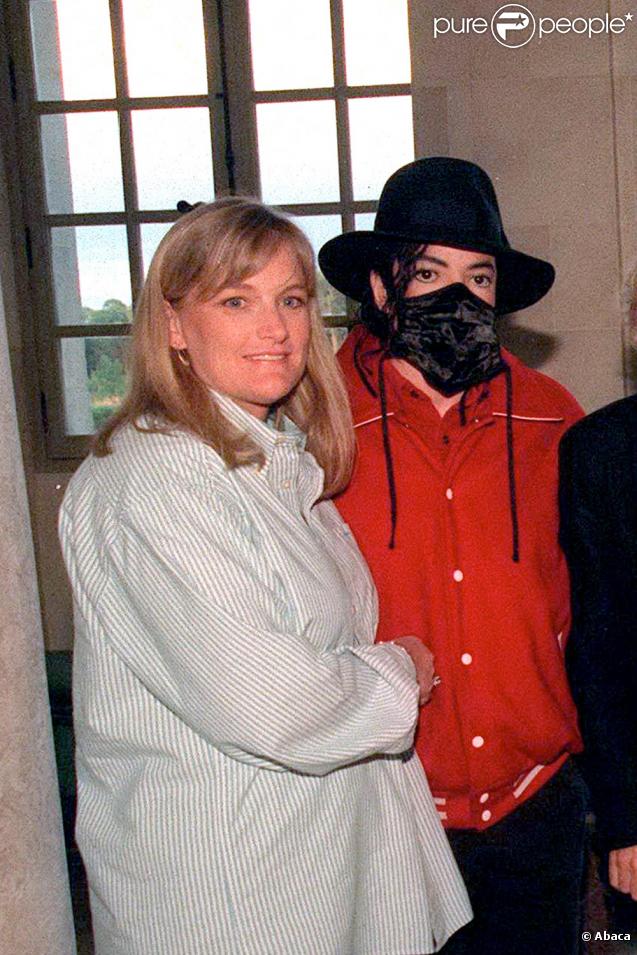 Michael Jackson et son épouse Debbie Row, en 1997. 