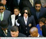 Michael Jackson entouré de Janet Jackson, Jermaine Jackson et Katherine Jackson. 2004 