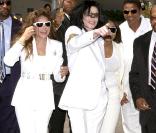Michael Jackson soutenues par ses soeurs Janet et LaToya, lors de son procès en 2004. 