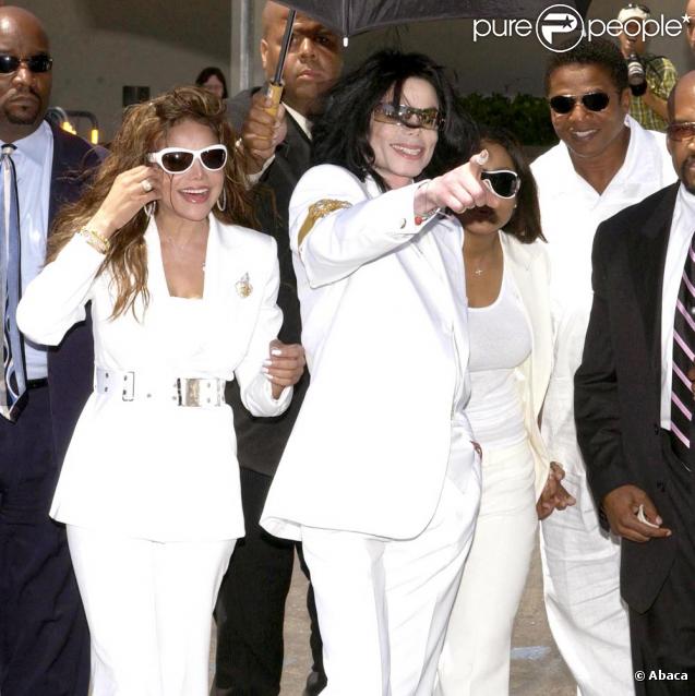 Michael Jackson soutenues par ses soeurs Janet et LaToya, lors de son procès en 2004. 