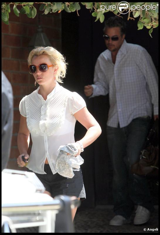 Britney Spears profite de ses derniers moments à Los Angeles, aux côtés de son boyfriend Jason Trawick. Ils se rendent chez des amis. 26/06/09 