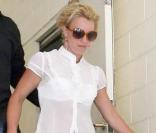 Britney Spears profite de ses derniers moments à Los Angeles, aux côtés de son boyfriend Jason Trawick. Ils se rendent chez des amis. 26/06/09 