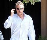 Britney Spears profite de ses derniers moments à Los Angeles, aux côtés de son boyfriend Jason Trawick. Ils se rendent chez des amis. 26/06/09 