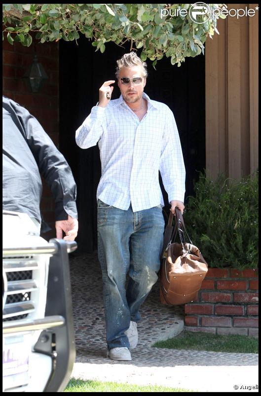 Britney Spears profite de ses derniers moments à Los Angeles, aux côtés de son boyfriend Jason Trawick. Ils se rendent chez des amis. 26/06/09 