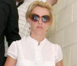 Britney Spears profite de ses derniers moments à Los Angeles, aux côtés de son boyfriend Jason Trawick. Ils se rendent chez des amis. 26/06/09 