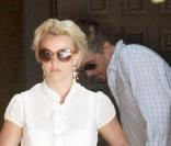 Britney Spears profite de ses derniers moments à Los Angeles, aux côtés de son boyfriend Jason Trawick. Ils se rendent chez des amis. 26/06/09 