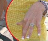 Britney Spears, à Los Angeles, arbore une jolie bague. 26/06/09
