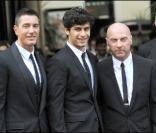 Jesus Luz, en compagnie de Dolce & Gabbana, à Milan, lors de la Fashion Week. 
