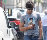 Jesus Luz, décontracté, se promène à Milan durant la Fashion Week. 