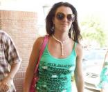 Britney Spears, très souriante, sort d'un salon de beauté à Los Angeles. 02/07/09