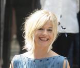 Flavie Flament radieuse au mariage de Laurence Ferrari et Renaud Capuçon le 3 juillet 2009