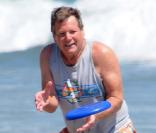 Ryan O'Neal reprend goût à la vie avec un Frisbee... et une jolie fille !