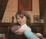 Sandra est très émue de voir un enfant... Pas sûr que Stéphane lui en fasse un demain.  