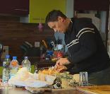 Michel prépare un déjeuner pour Marylin, mais celle-ci ne se laissera pas séduire par ses qualités de cuisinier !  