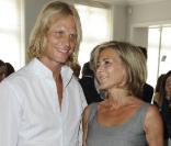 Claire Chazal et son compagnon Arnaud Lemaire au défilé Christian Dior lors de la Fashion Week parisienne, le 6 juillet 2009