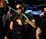 La jeune Paris, 11 ans, a lancé un vibrant hmmage à son père Michael Jacskon avant de s'effondrer dans les bras de sa tante Janet Jackson et de son oncle Maron.  Le 7/7/2009 au Staples Center 