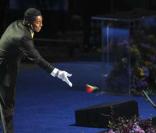 Jermaine Jackson lance une rose sur le cercueil de son frère Michael Jackson au Staples Center