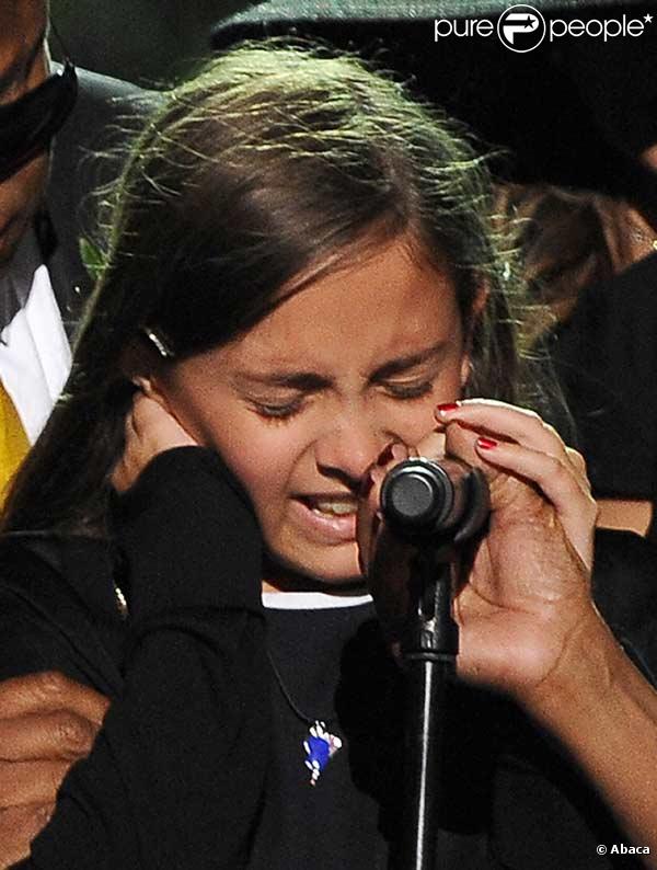 La jeune Paris, 11 ans, a lancé un vibrant hmmage à son père Michael Jacskon avant de s'effondrer dans les bras de sa tante Janet Jackson et de son oncle Maron.  Le 7/7/2009 au Staples Center 