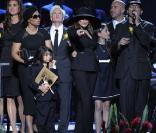 La famille Jackson très soudée lors du final de la cérémonie d'hommage à Michael Jackson au Staples Center le 7/07/2009 