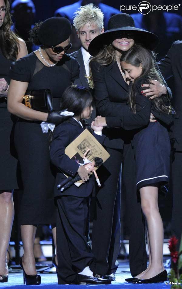 La jeune Paris, 11 ans, a lancé un vibrant hommage à son père Michael Jackson avant de s'effondrer dans les bras de sa tante Janet Jackson et de son oncle Marlon.  