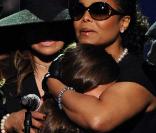 La jeune Paris, 11 ans, a lancé un vibrant hmmage à son père Michael Jacskon avant de s'effondrer dans les bras de sa tante Janet Jackson et de son oncle Maron.  Le 7/7/2009 au Staples Center 