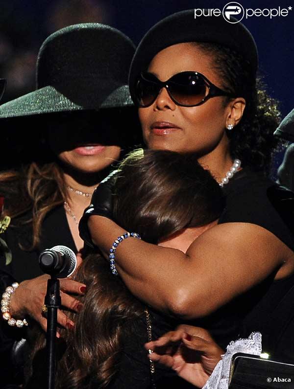 La jeune Paris, 11 ans, a lancé un vibrant hmmage à son père Michael Jacskon avant de s'effondrer dans les bras de sa tante Janet Jackson et de son oncle Maron.  Le 7/7/2009 au Staples Center 