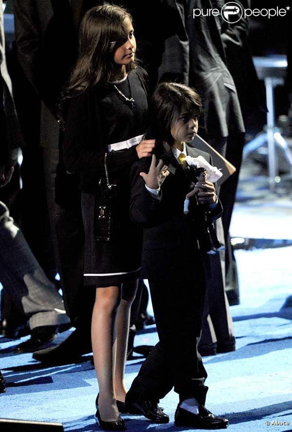 Paris Jackson veille sur son frère au Staples Center