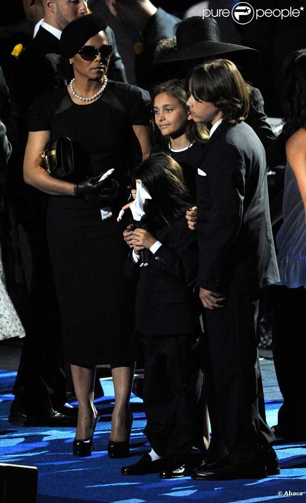 Les enfants de Michael Jackson, Paris et Prince Michael au Staples Center, à Los Angeles, le 7 juillet 2009. 