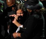 La jeune Paris, 11 ans, a lancé un vibrant hmmage à son père Michael Jacskon avant de s'effondrer dans les bras de sa tante Janet Jackson et de son oncle Maron.  Le 7/7/2009 au Staples Center 