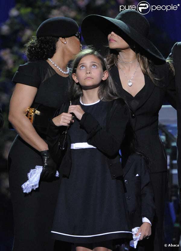 Paris Jackson lève les yeux vers son père au Staples Center le 7/07/2009 