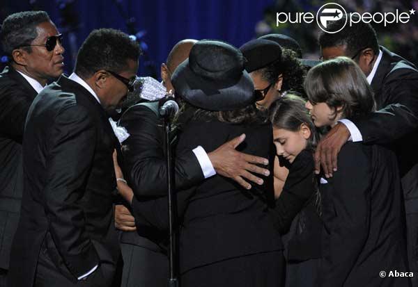 La famille Jackson soudée lors du dernier hommage à leur bien-aimé Michael Jackson au Staples Center le 7/07/2009 