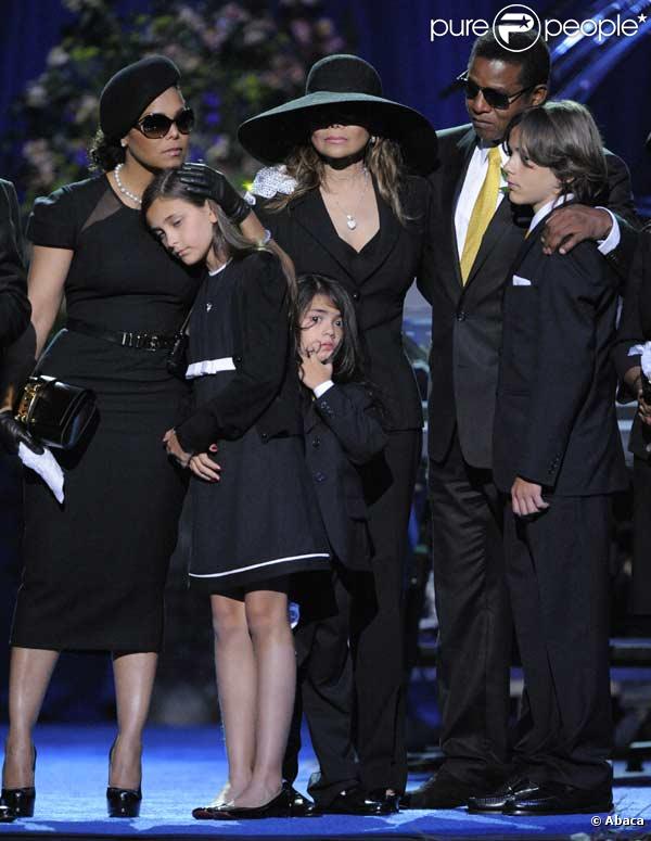 La famille Jackson, dont les trois enfants de Michael, au Staples Center de Los Angeles, le 7 juillet 2009. 