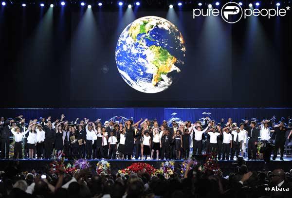 Les artistes et fans de Michael Jackson ont rendu hommage au Roi de la pop au Staples Center le 7/07/2009 en chantant We Are The World et Heal The World 