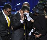 La famille Jackson anéantie, lors de l'hommage à Michael, au Staples Center de Los Angeles, le 7 juillet 2009. 