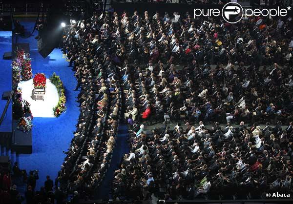Le cercueil de Michael Jackson face à une foule receuillie au Staples Center
