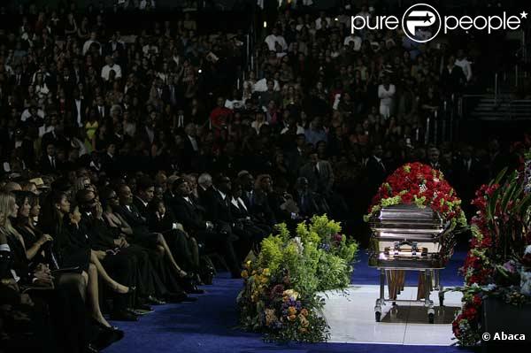 Le cercueil de Michael Jackson au Staples Center face à sa famille 