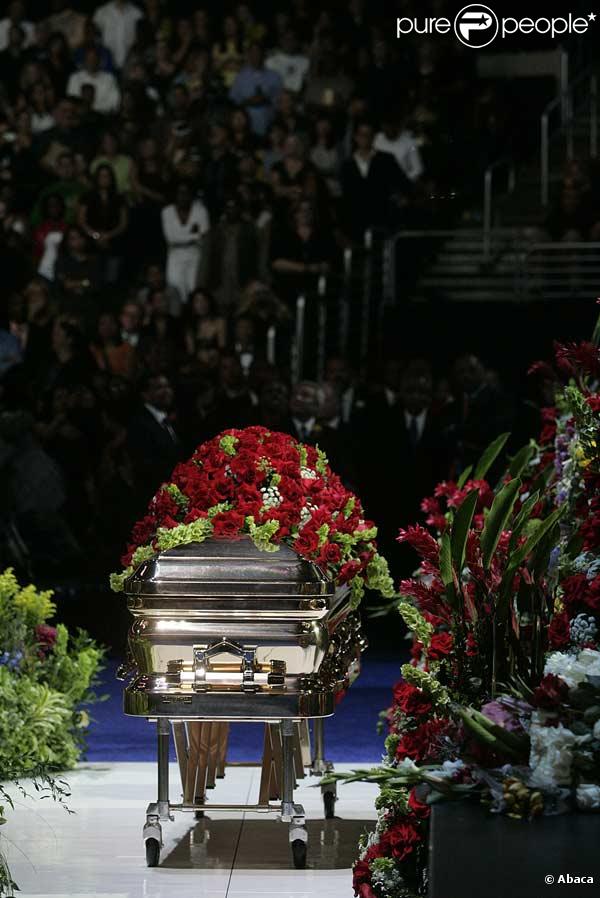 Le cercueil froid et fleuri de Michael Jackson au Staples Center