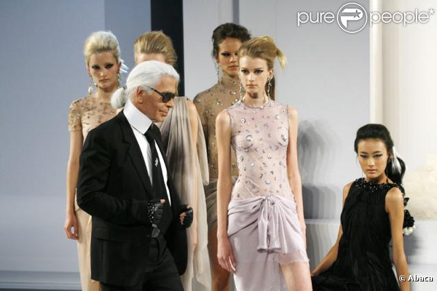 Karl Lagerfeld au défilé automne-hiver 2010 de Chanel le 7 juillet 2010 à Paris