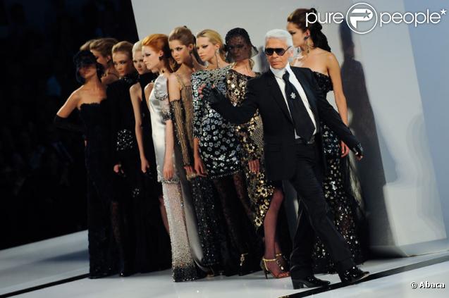 Le défilé automne-hiver 2010 de Chanel le 7 juillet 2009 à Paris avec Karl Lagerfeld  
